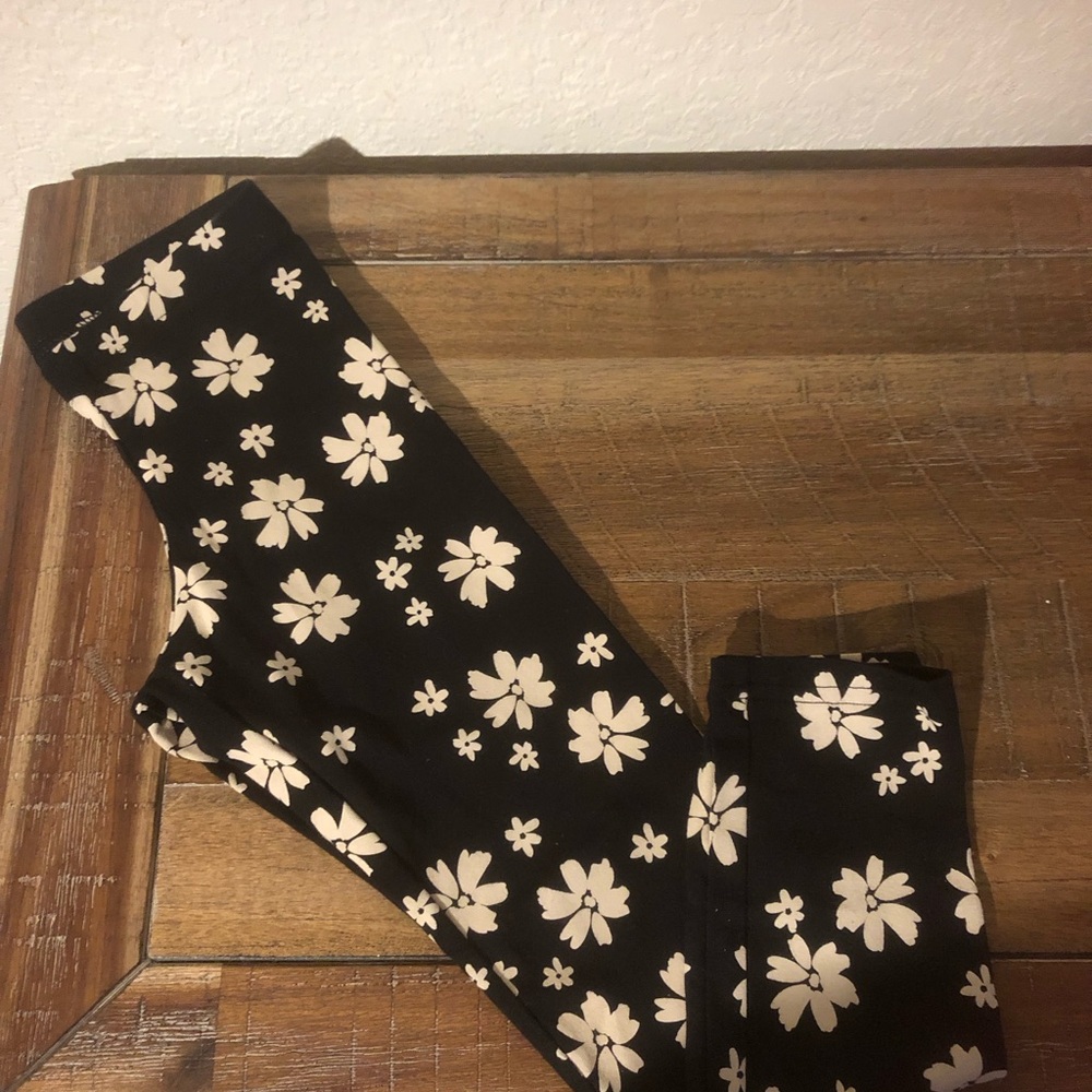 Old Navy Black and Cream Floral Leggings